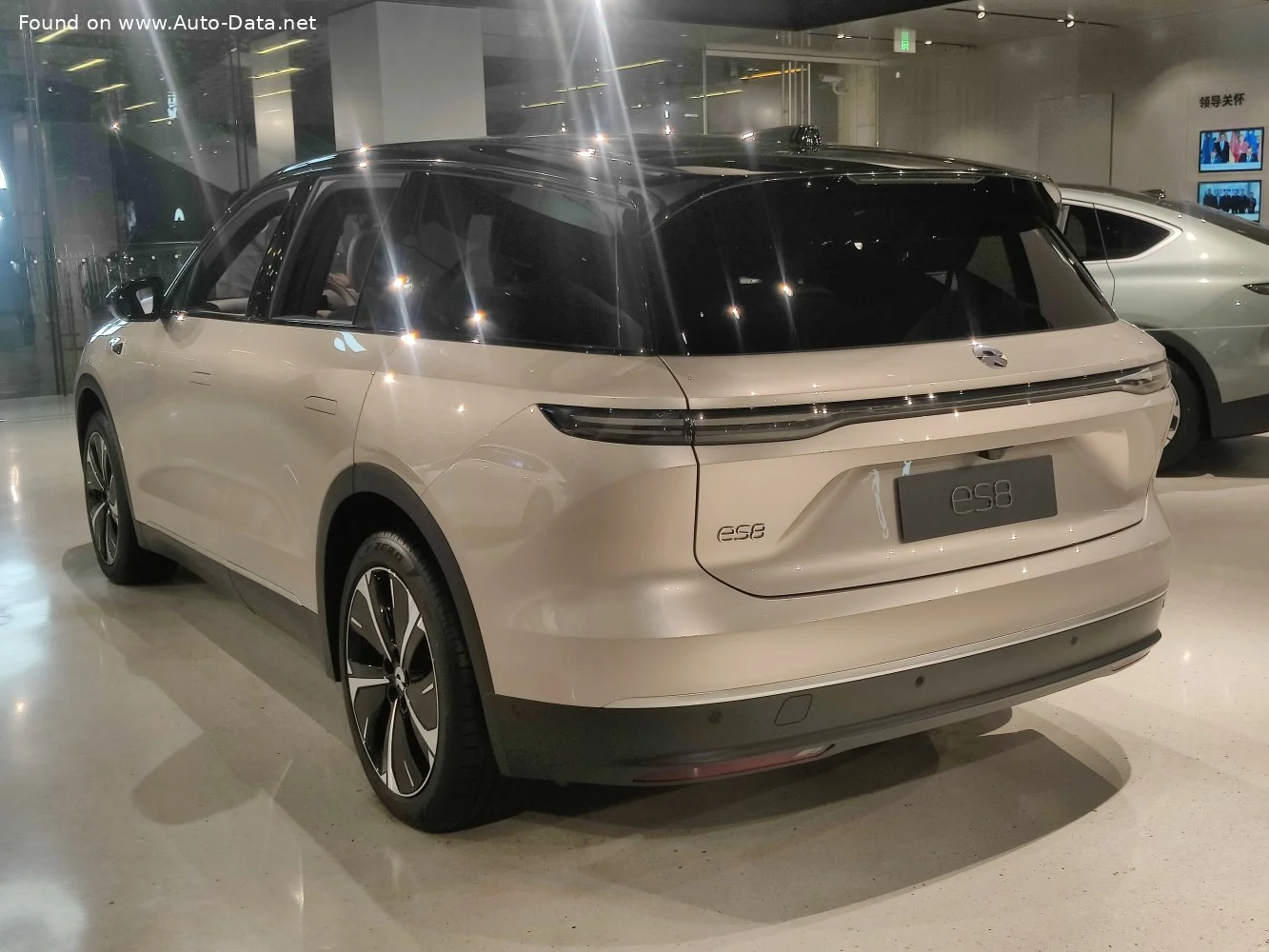 NIO ES8 Long Range 100 kWh (653 Hp) i4WD Electric2023 - thumbnail 6