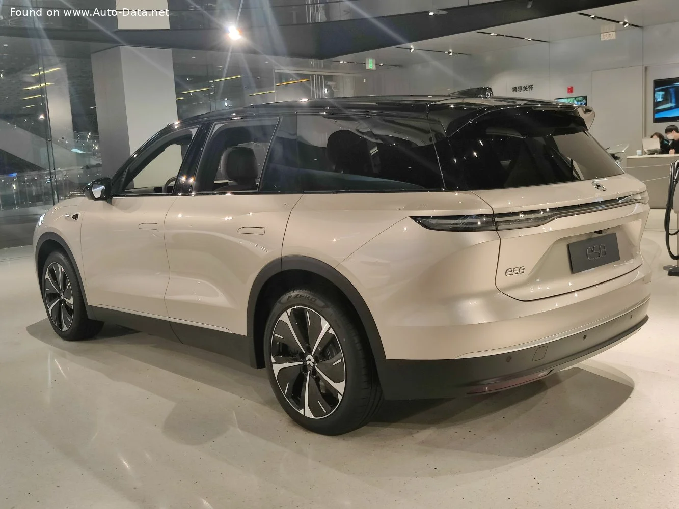 NIO ES8 Long Range 100 kWh (653 Hp) i4WD Electric2023 - thumbnail 7