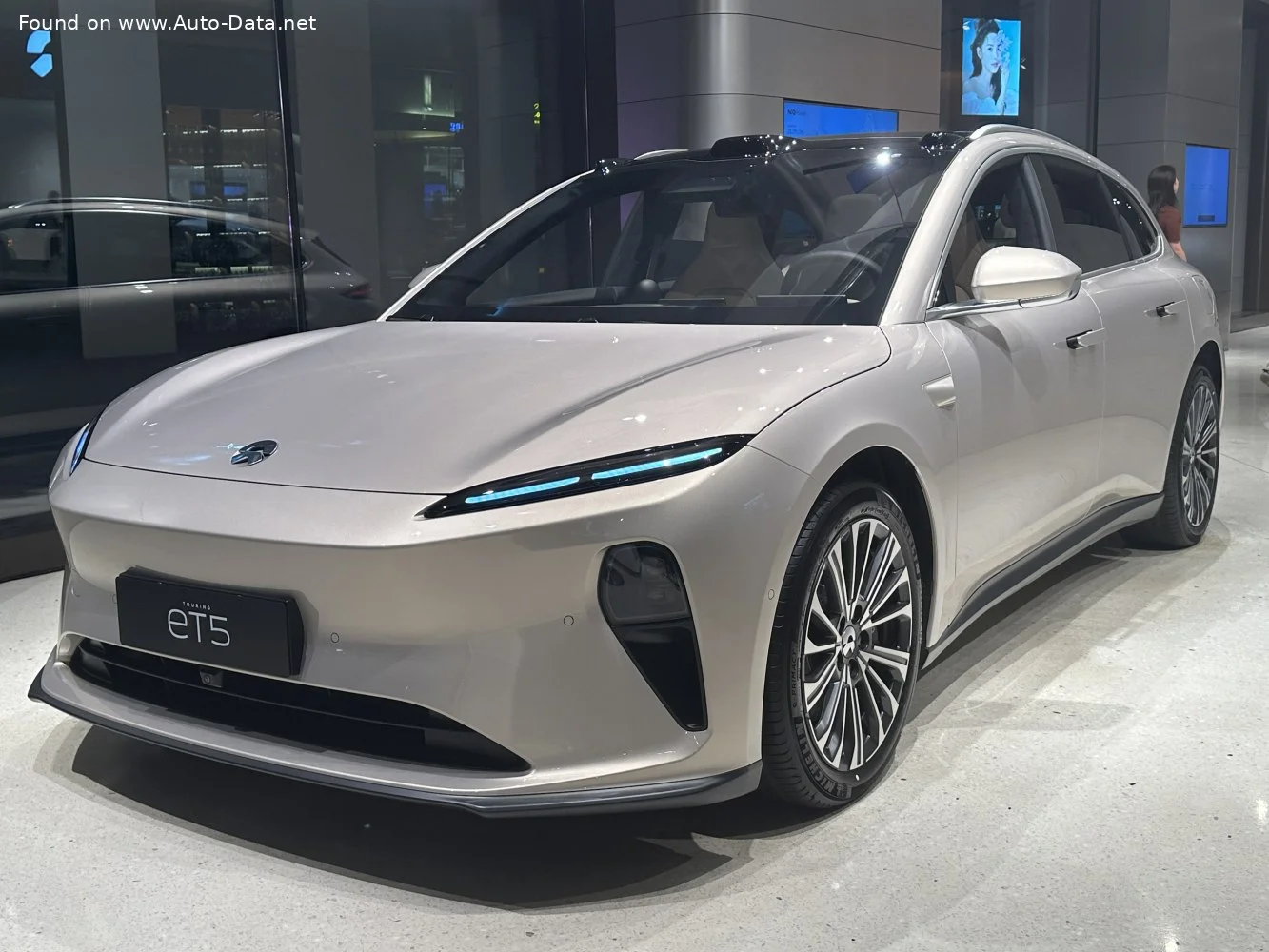 NIO ET5 Long Range 100 kWh (490 Hp) i4WD Electric2023 - - 1