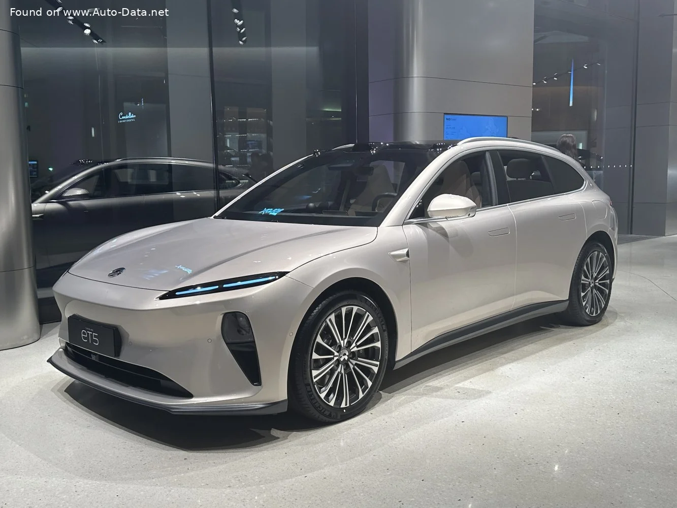 NIO ET5 Long Range 100 kWh (490 Hp) i4WD Electric2023 - thumbnail 3