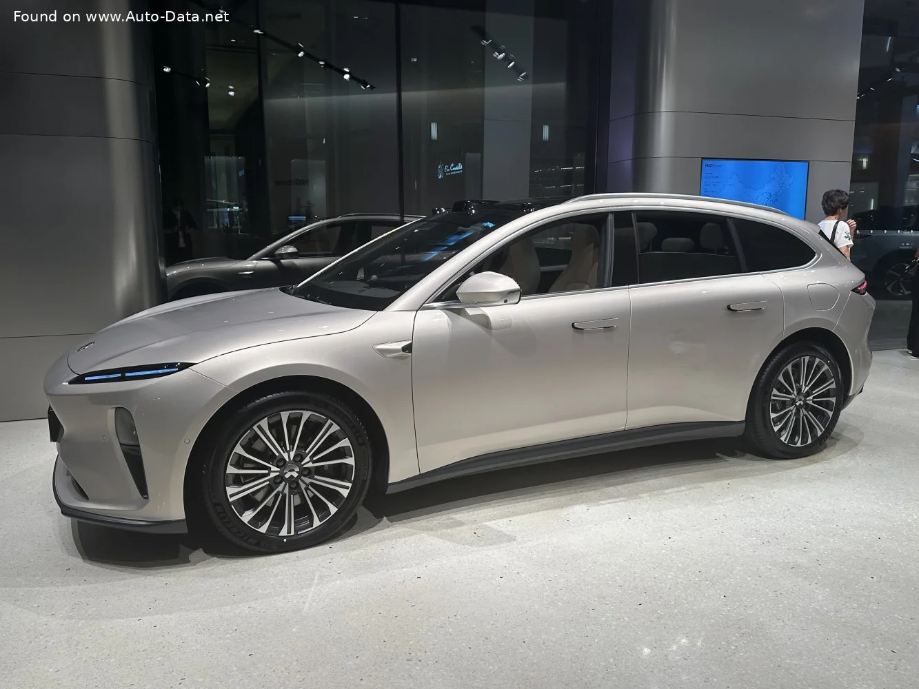 NIO ET5 Long Range 100 kWh (490 Hp) i4WD Electric2023 - thumbnail 5