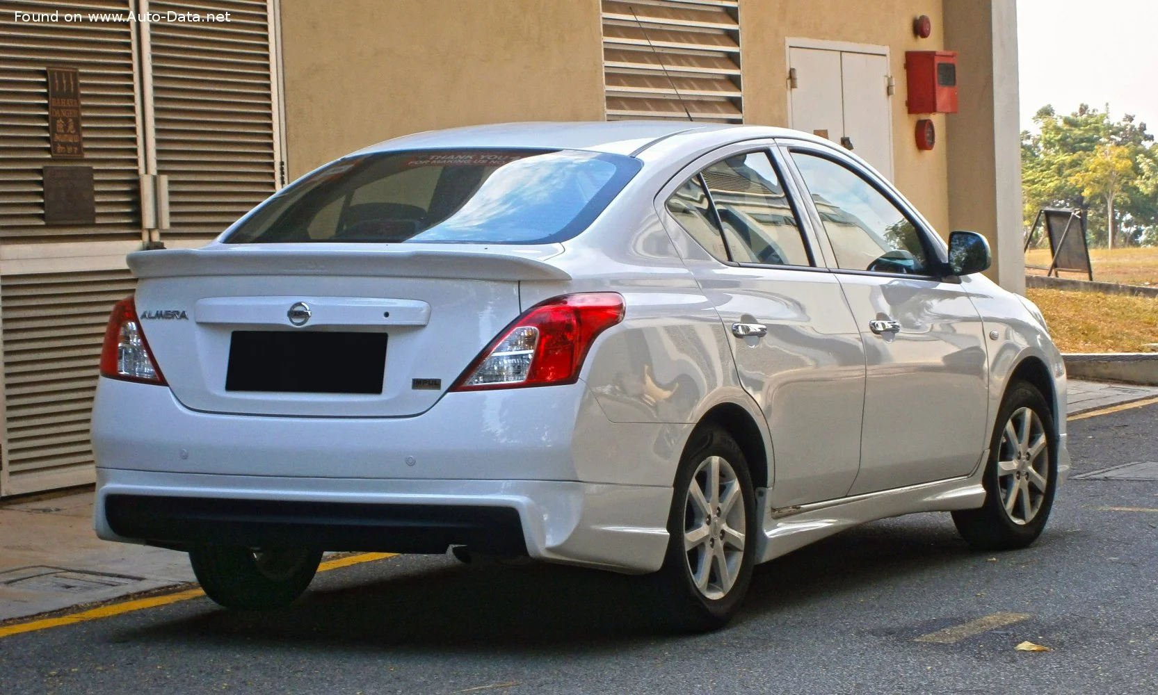 Nissan Almera Nissan Almera III (N17) thumbnail 4