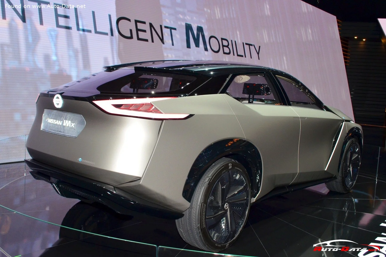Nissan IMx Nissan IMx Kuro Concept thumbnail 14