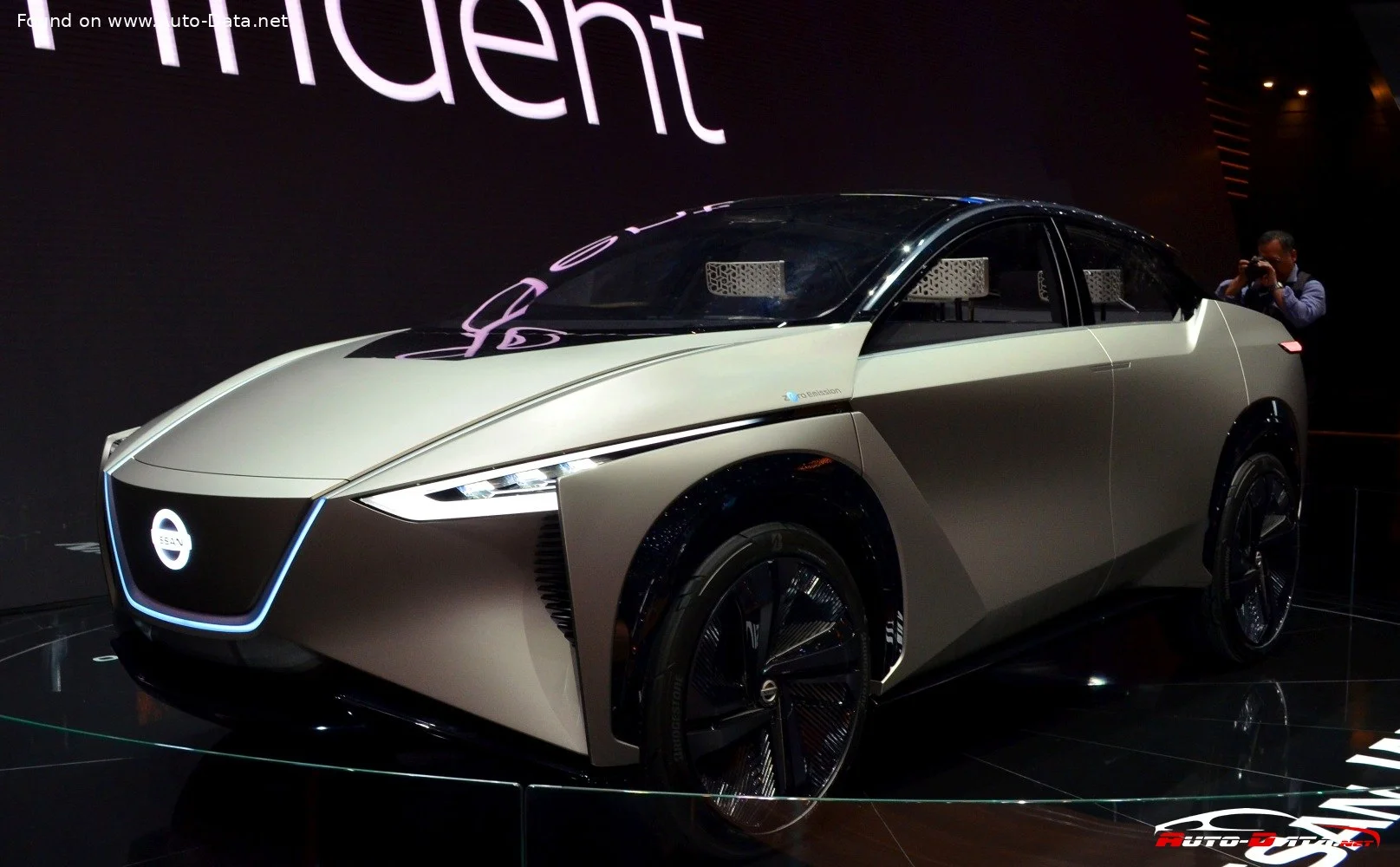 Nissan IMx Nissan IMx Kuro Concept thumbnail 3