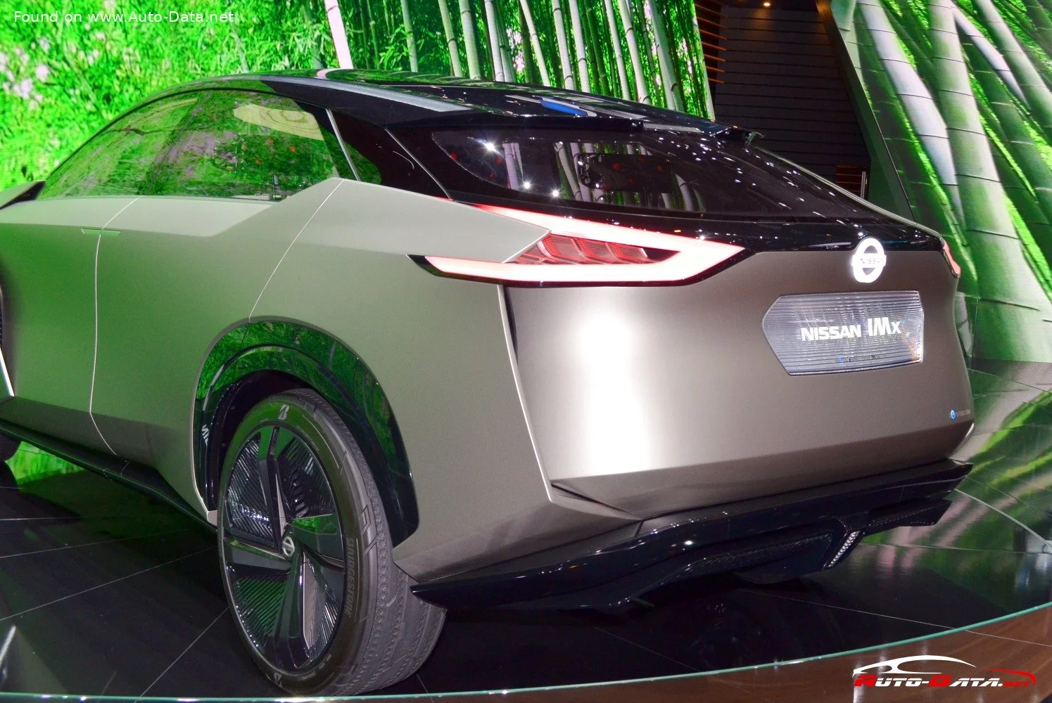 Nissan IMx Nissan IMx Kuro Concept thumbnail 9
