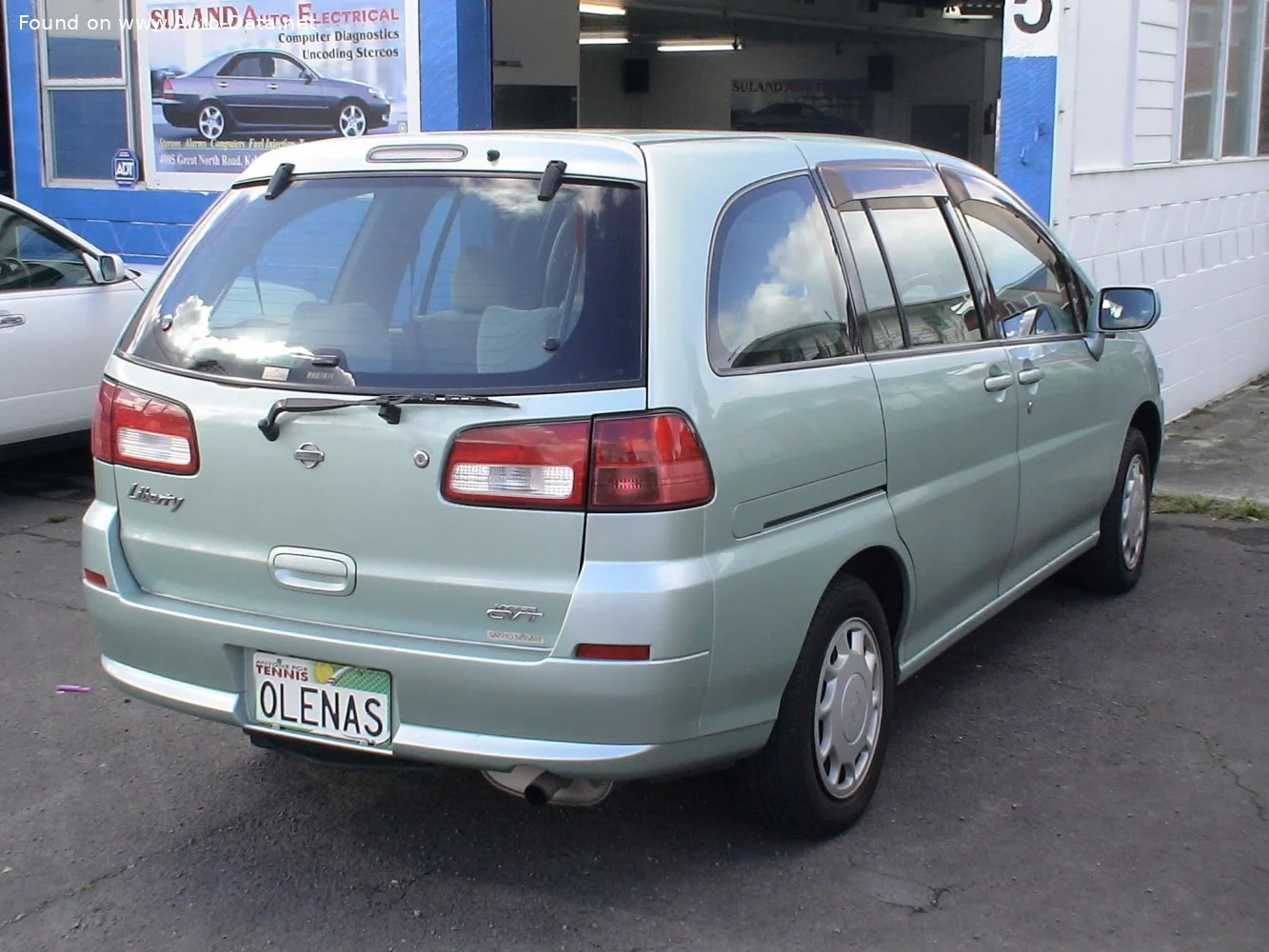 Nissan Liberty 2.0 i 16V (140 Hp)1998 - 2002 thumbnail 4