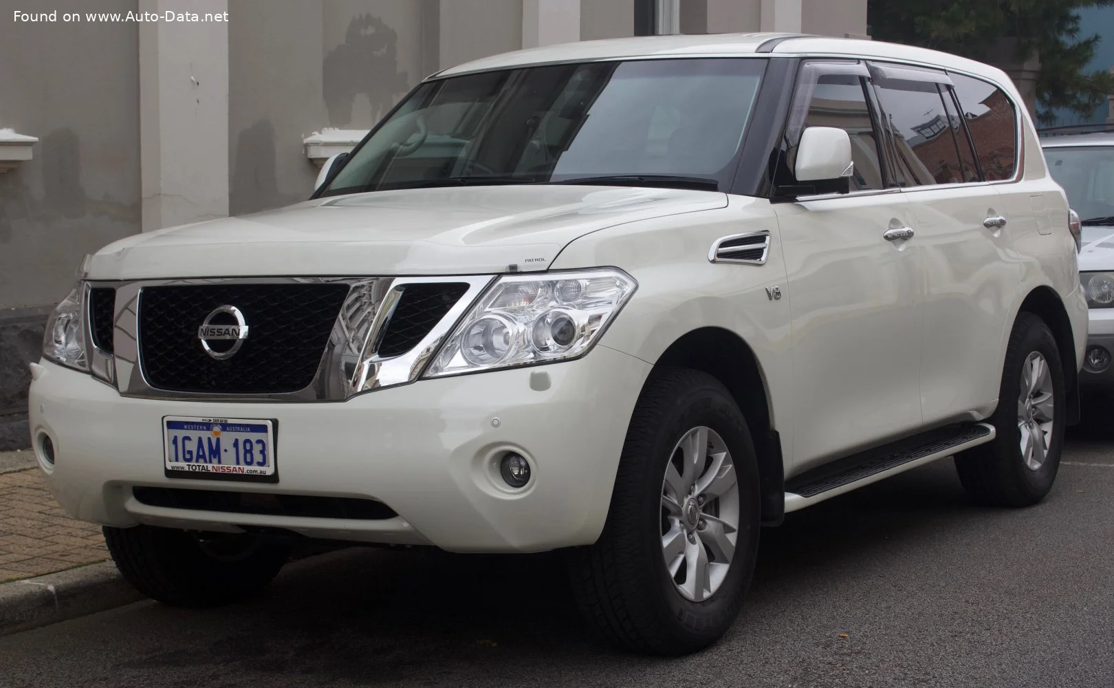 Nissan Patrol 5.6 V8 (317 Hp) 4x4 Automatic2010 - 2014 thumbnail 3