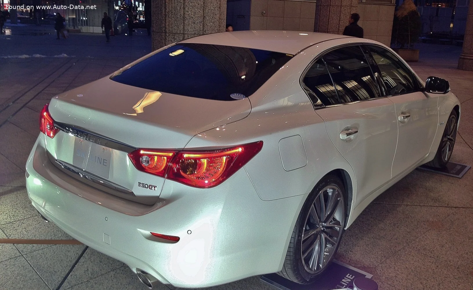 Nissan Skyline 3.5 V6 (364 Hp) Hybrid 4WD Automatic2014 - 2017 thumbnail 2