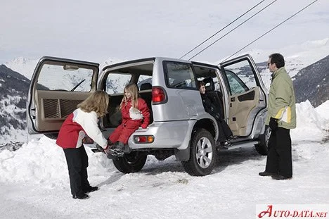 Nissan Terrano 2.4 i 12V (3 dr) (116 Hp)1996 - 2004 thumbnail 9