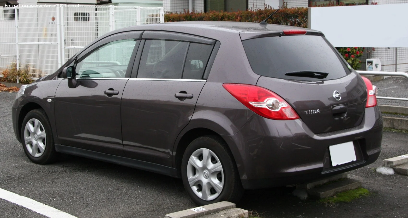 Nissan Tiida 1.6 i (110 Hp)2004 - 2008 thumbnail 8
