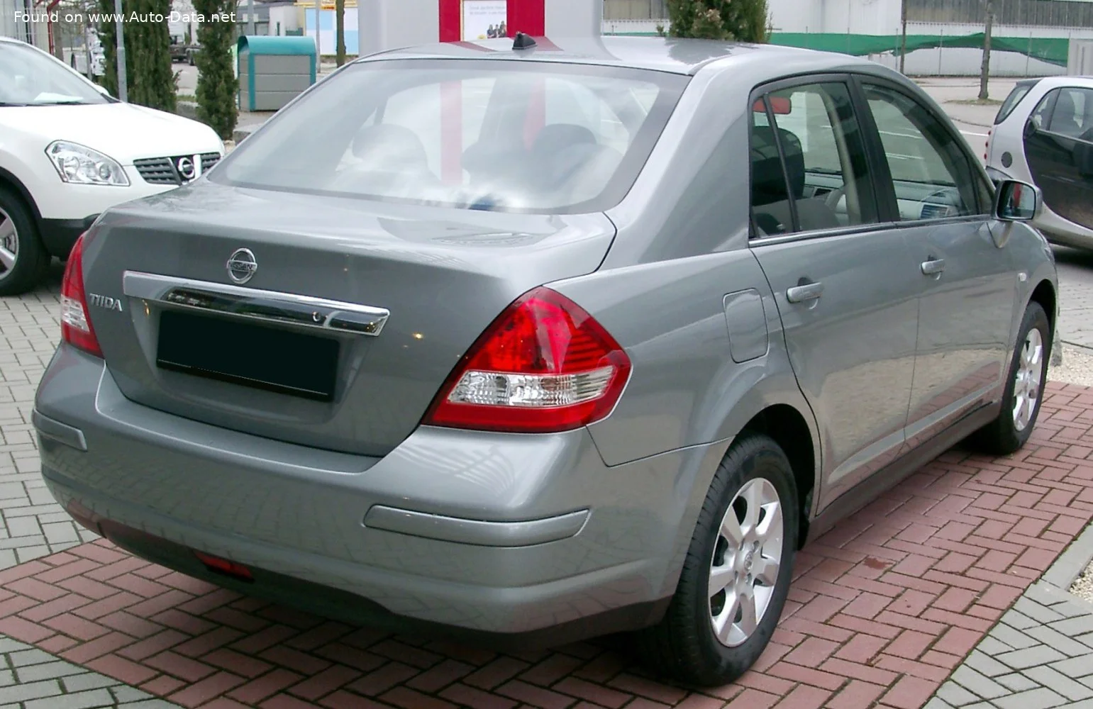 Nissan Tiida 1.6 i (110 Hp)2004 - 2008 thumbnail 2