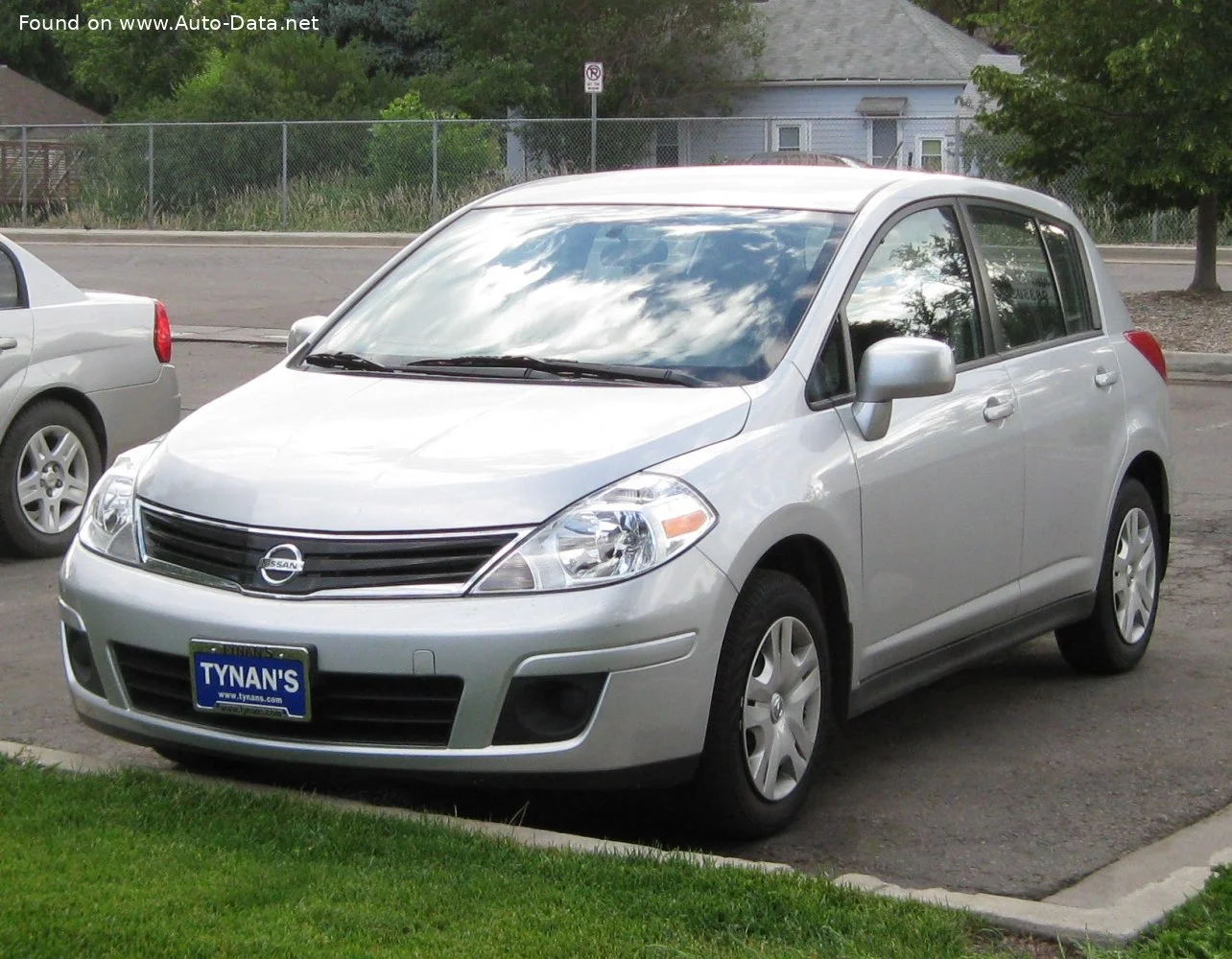 Nissan Versa 1.8 (122 Hp)2006 - 2011 thumbnail 3