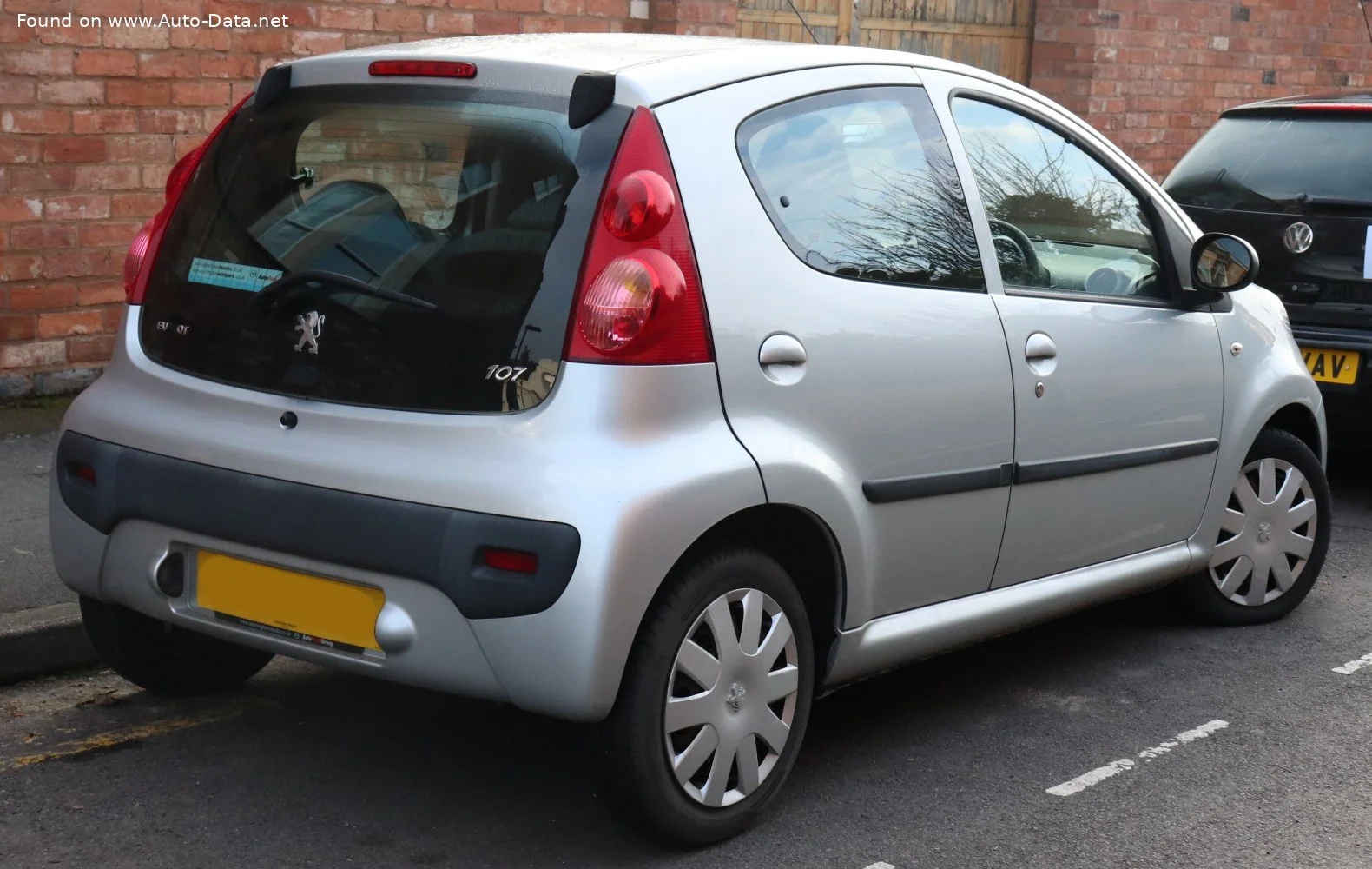 Peugeot 107 1.0 (68 Hp)2005 - 2008 thumbnail 3