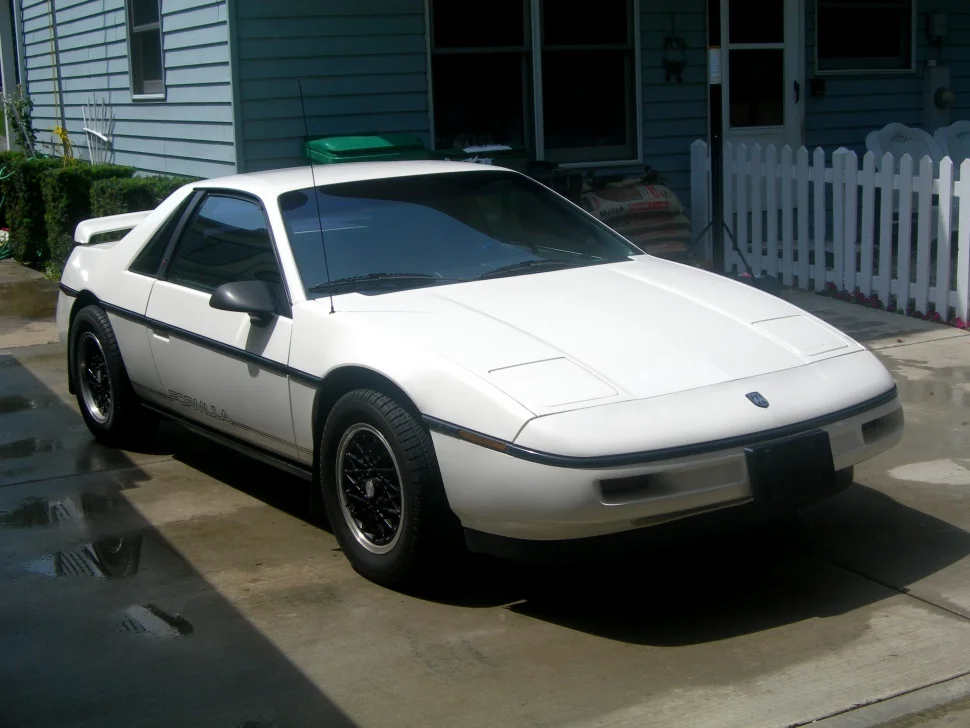 Pontiac Fiero 2.8 V6 (137 Hp) Automatic1983 - 1988 thumbnail 3