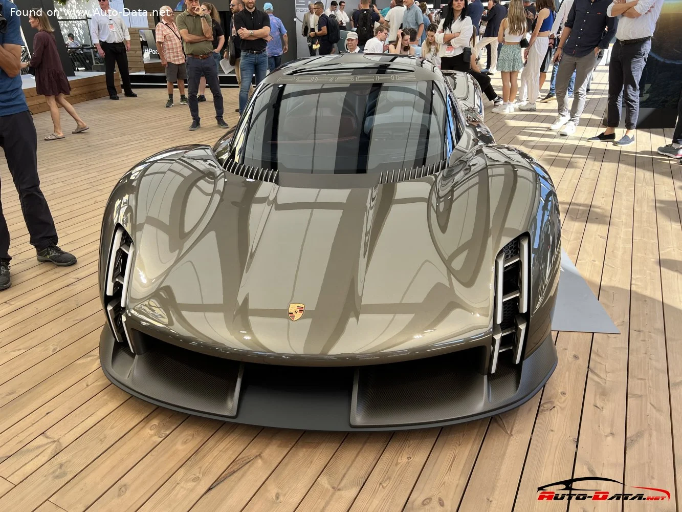 Porsche Mission X Porsche Mission X concept thumbnail 2