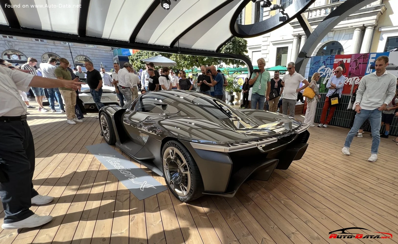 Porsche Mission X Porsche Mission X concept thumbnail 4