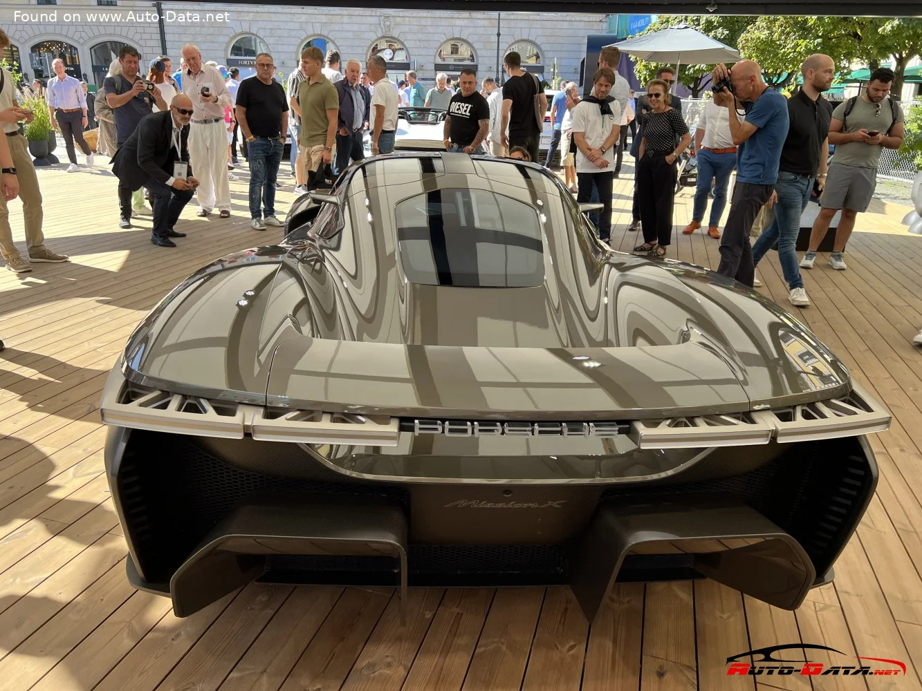 Porsche Mission X Porsche Mission X concept thumbnail 6