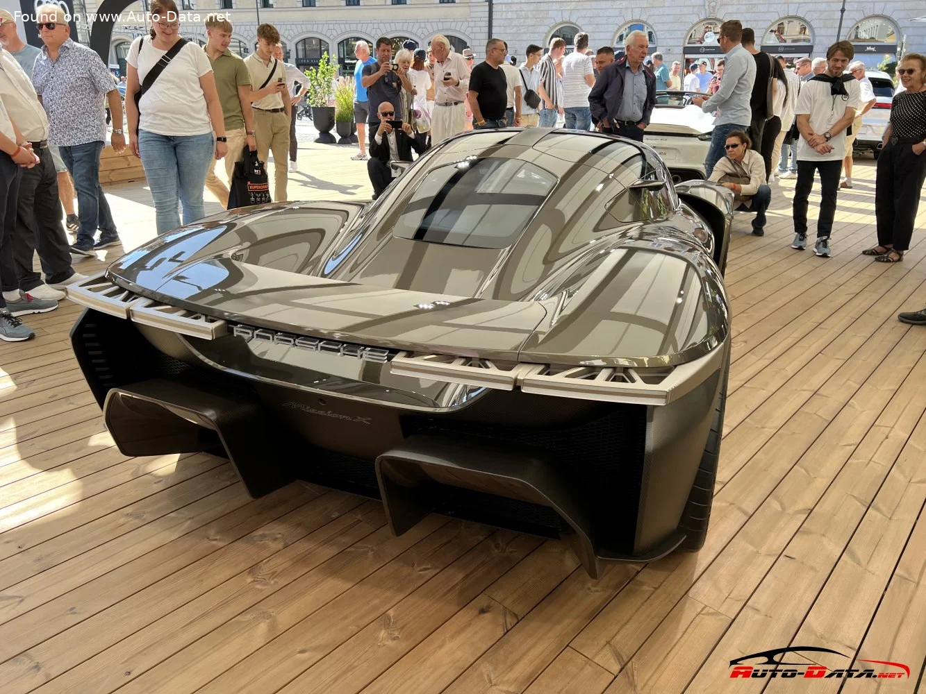 Porsche Mission X Porsche Mission X concept thumbnail 7
