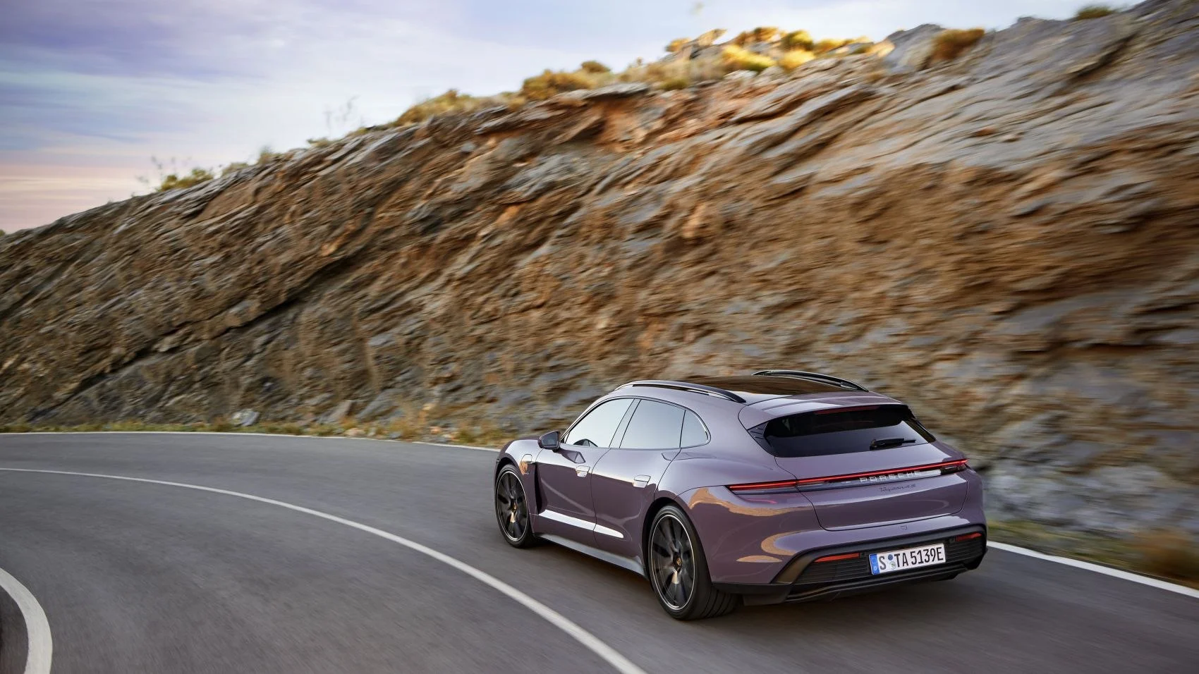 Porsche Taycan 105 kWh (435 Hp)2024 - thumbnail 3
