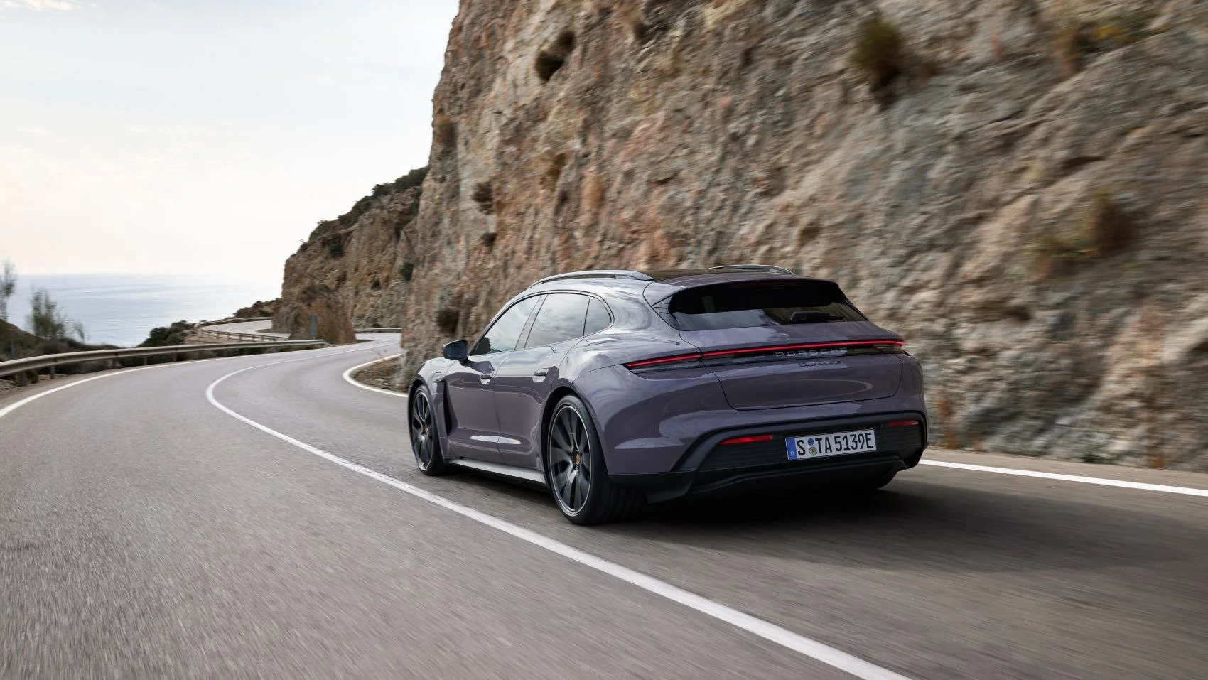 Porsche Taycan 105 kWh (435 Hp)2024 - thumbnail 5
