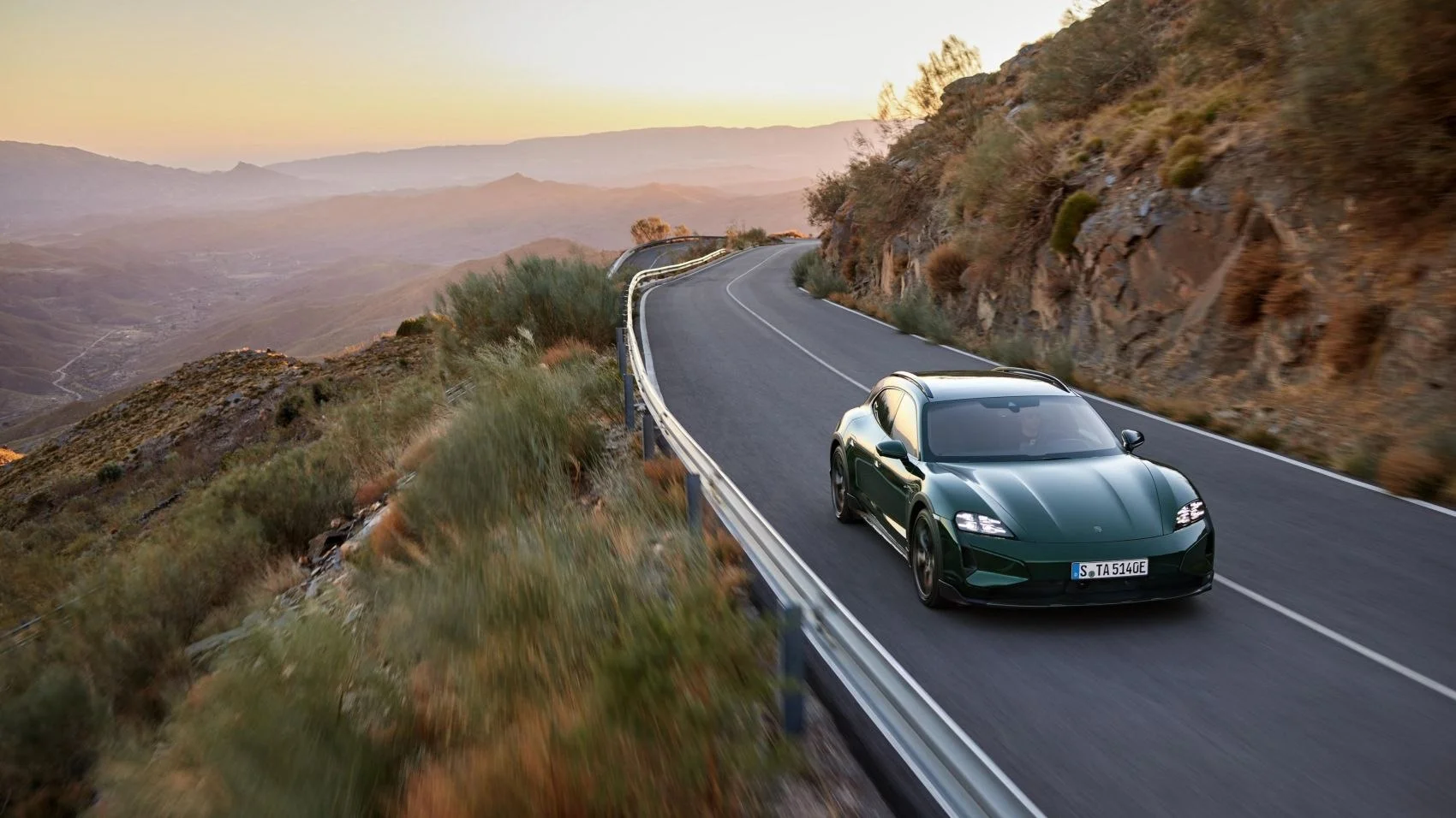 Porsche Taycan 4 105 kWh (435 Hp)2024 - thumbnail 5