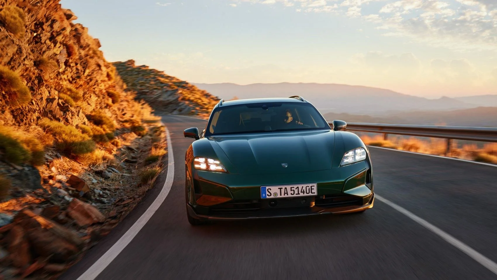 Porsche Taycan 4 105 kWh (435 Hp)2024 - thumbnail 6