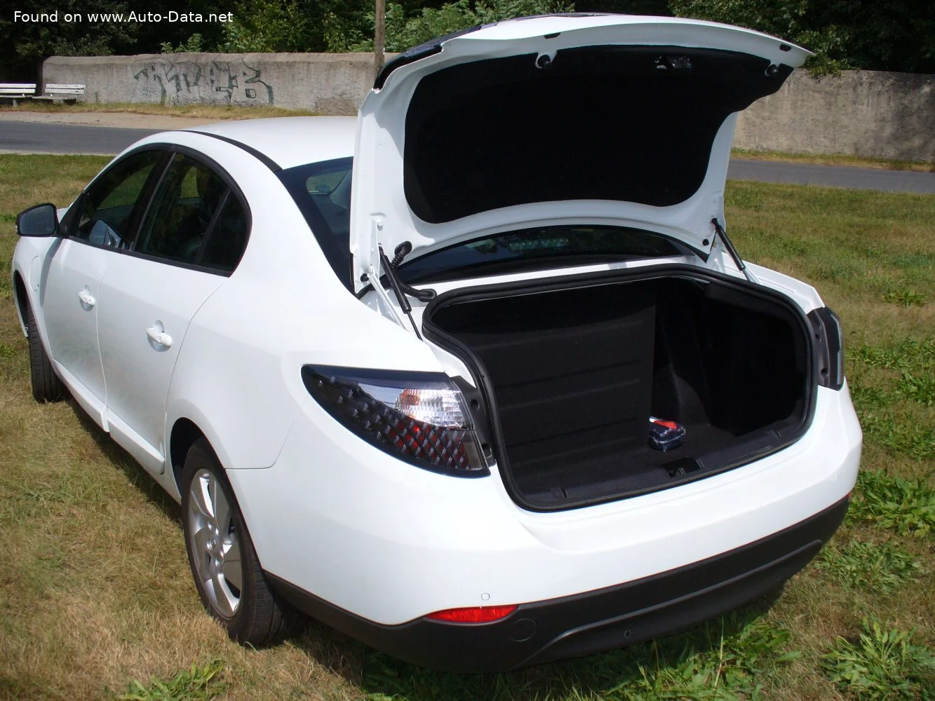Renault Fluence 22 kWh (95 Hp)2011 - 2014 thumbnail 9