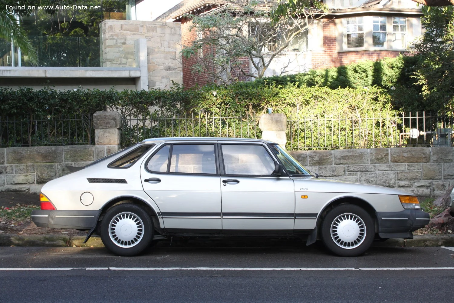 Saab 900 2.0 16V (126 Hp)1989 - 1992 thumbnail 4