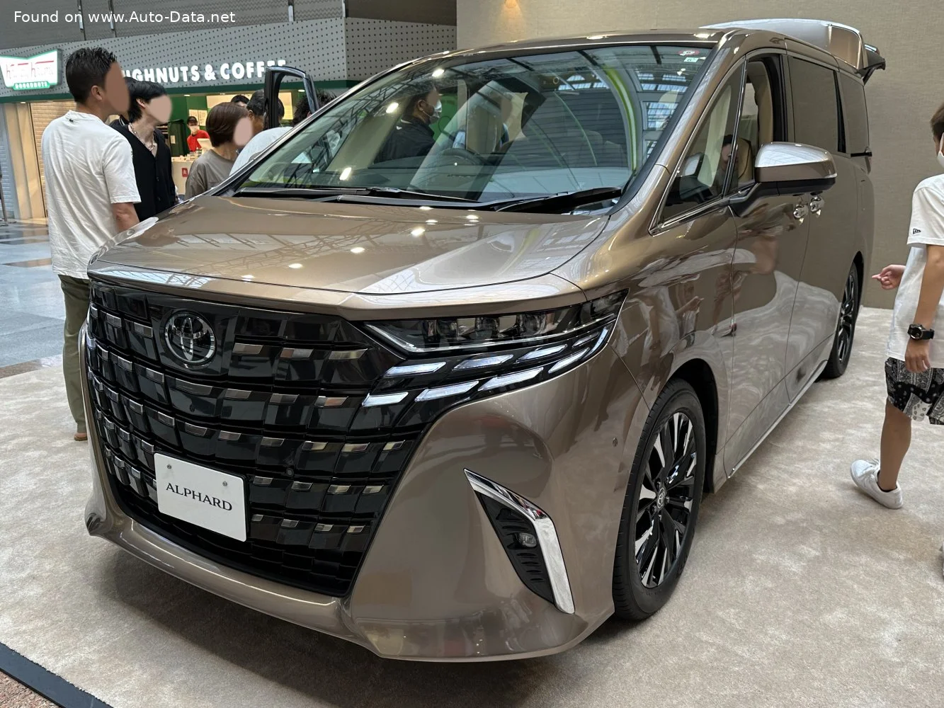 Toyota Alphard modeli