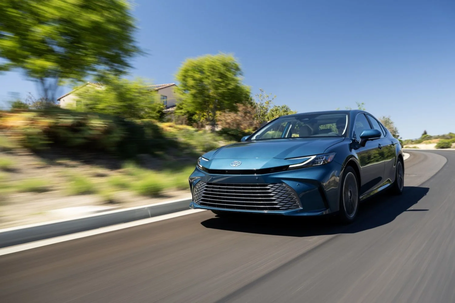 Toyota Camry 2.0 (173 Hp) Direct Shift CVT2023 - thumbnail 5