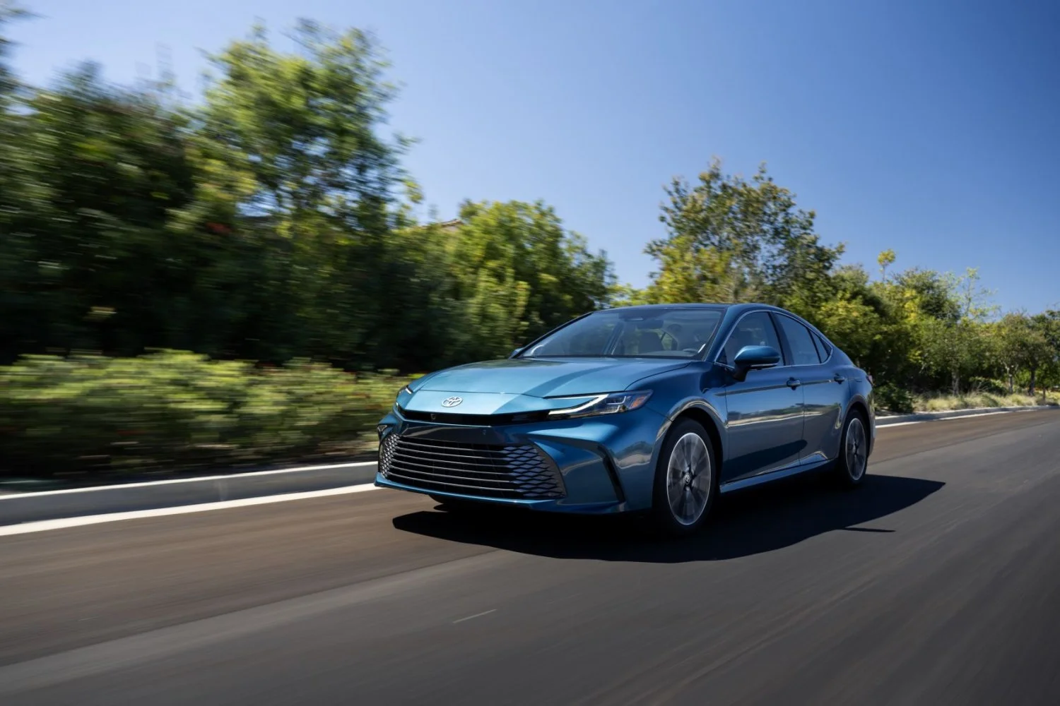 Toyota Camry 2.0 (173 Hp) Direct Shift CVT2023 - thumbnail 6