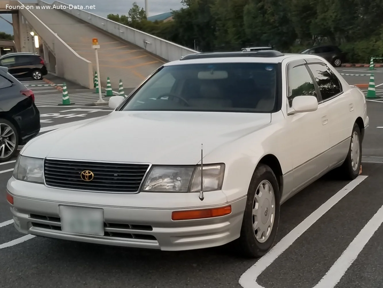 Toyota Celsior 4.0 V8 i (265 Hp)1994 - 1997 thumbnail 3
