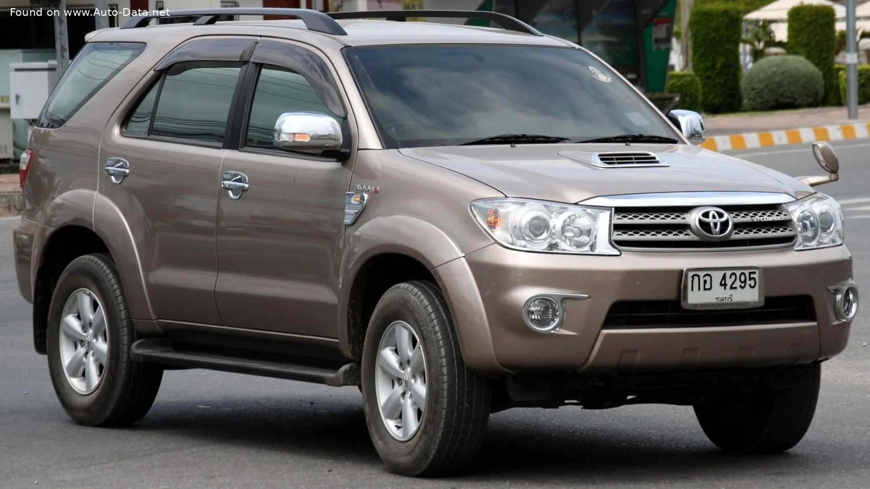 Toyota Fortuner 2.5 D-4D (102 Hp)2008 - 2011 thumbnail 4