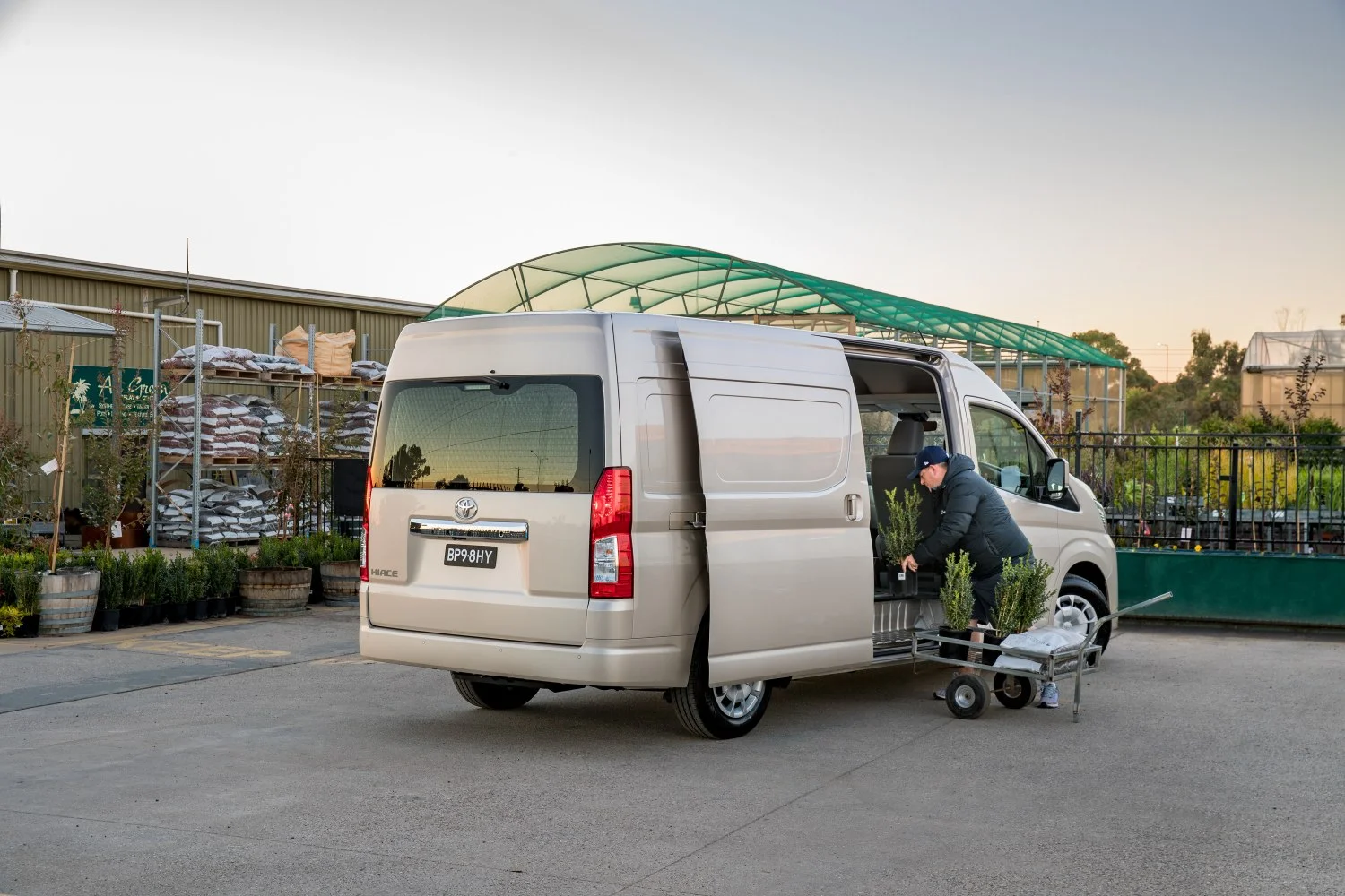 Toyota HiAce 2.8 D-4D (177 Hp) Automatic2019 - thumbnail 2