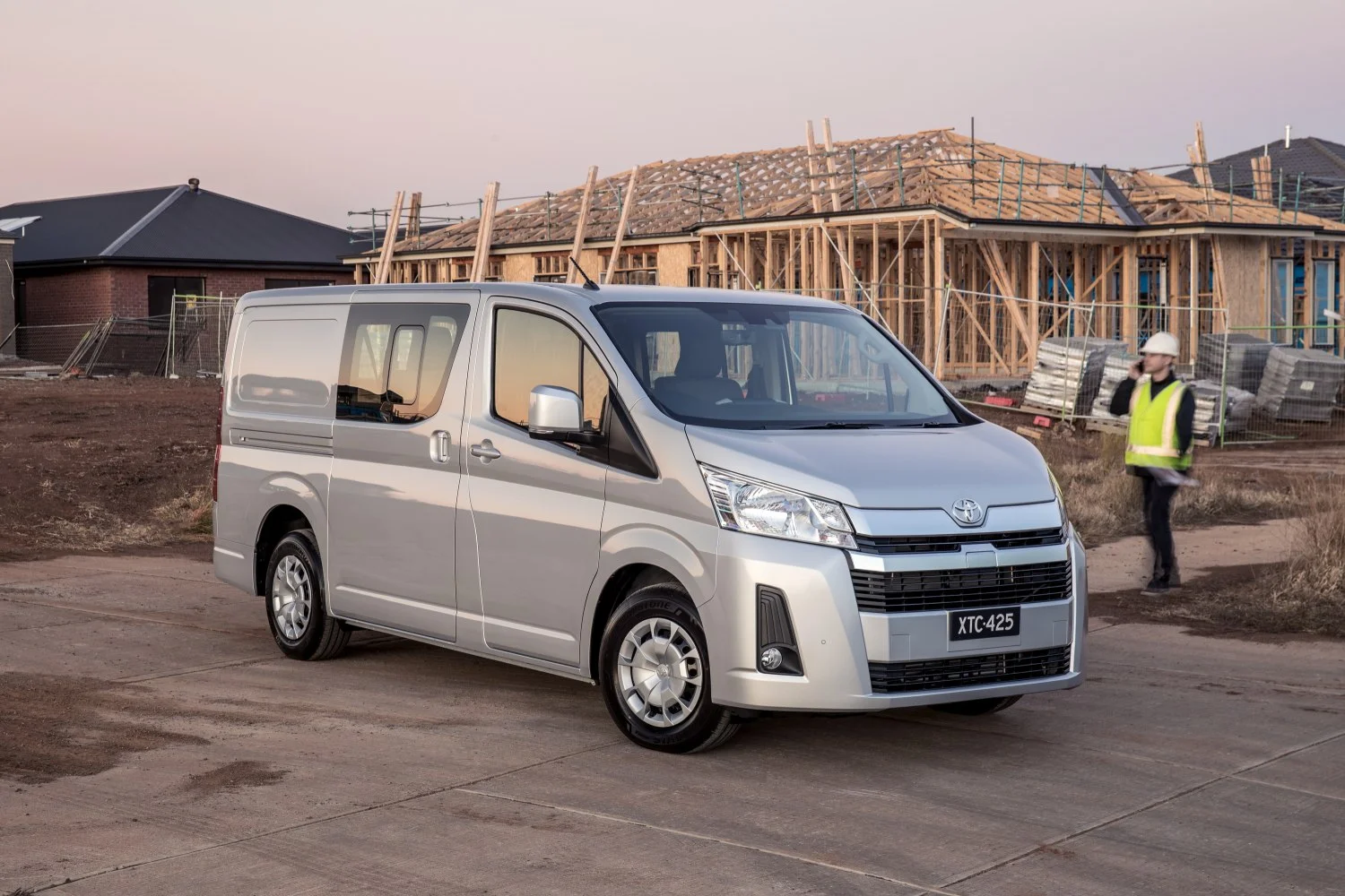 Toyota HiAce 2.8 D-4D (177 Hp) Automatic2019 - thumbnail 2