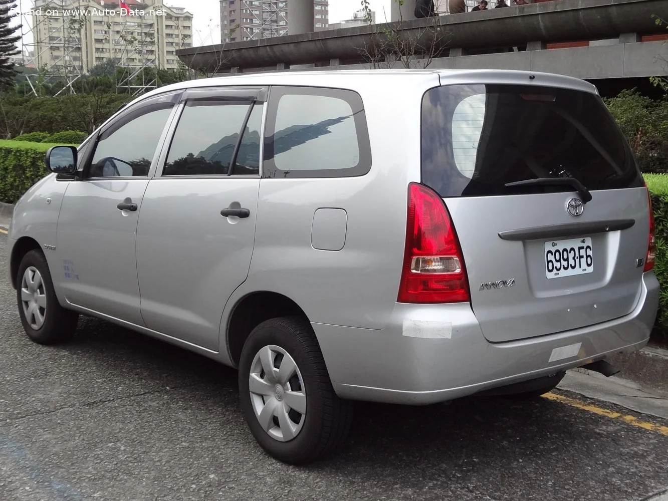 Toyota Innova 2.0 VVT-i (136 Hp)2004 - 2008 thumbnail 2