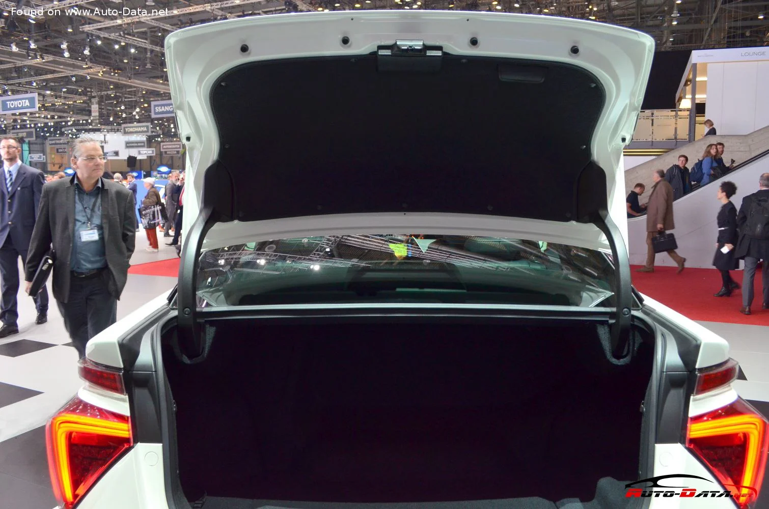 Toyota Mirai 1.6 kWh (154 Hp) Hydrogen e-CVT2014 - 2020 thumbnail 15