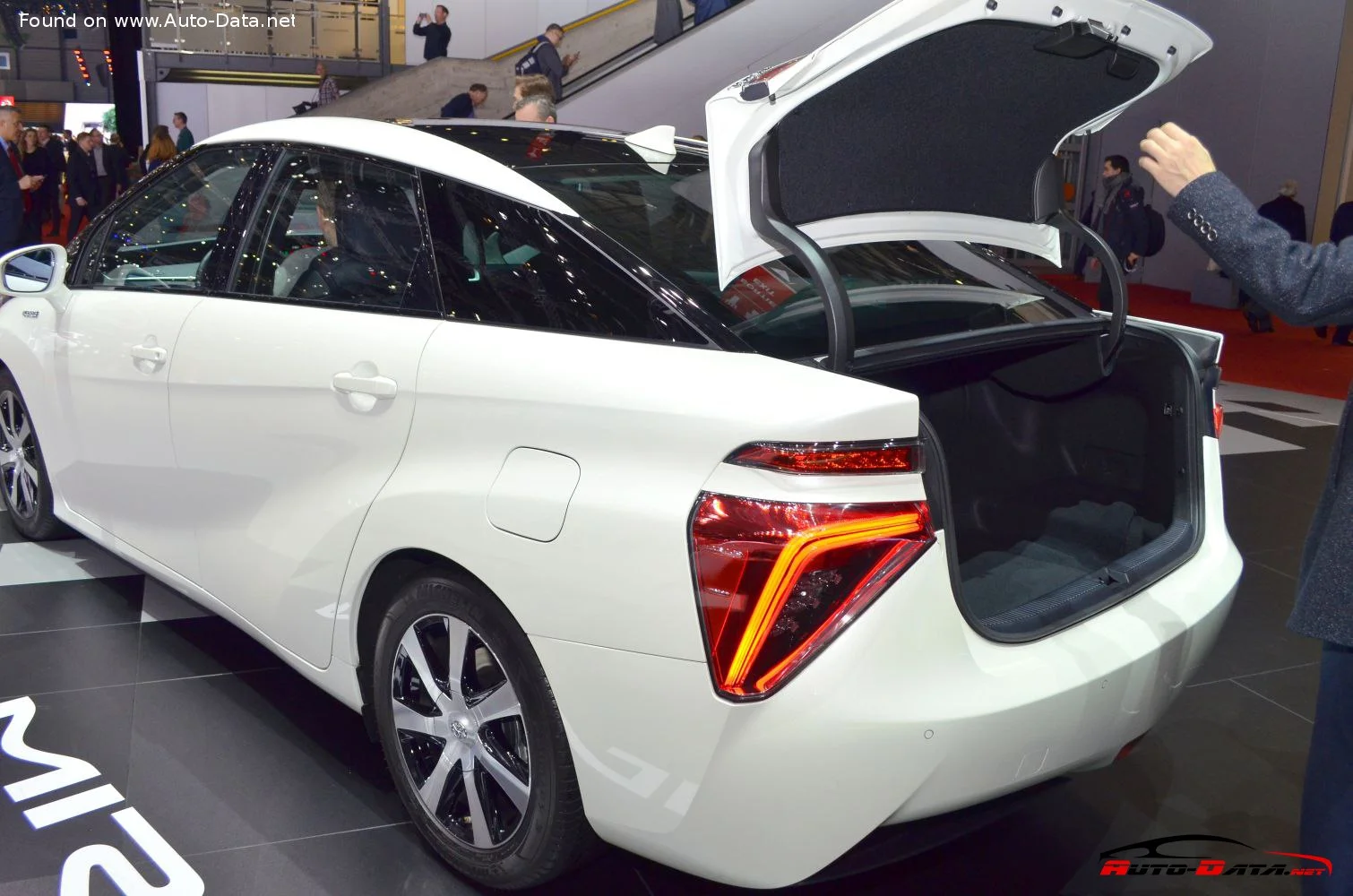 Toyota Mirai 1.6 kWh (154 Hp) Hydrogen e-CVT2014 - 2020 thumbnail 9