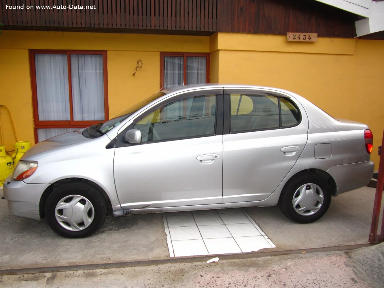 Toyota Platz 1.0i 16V (70 Hp)1999 - 2005 thumbnail 2