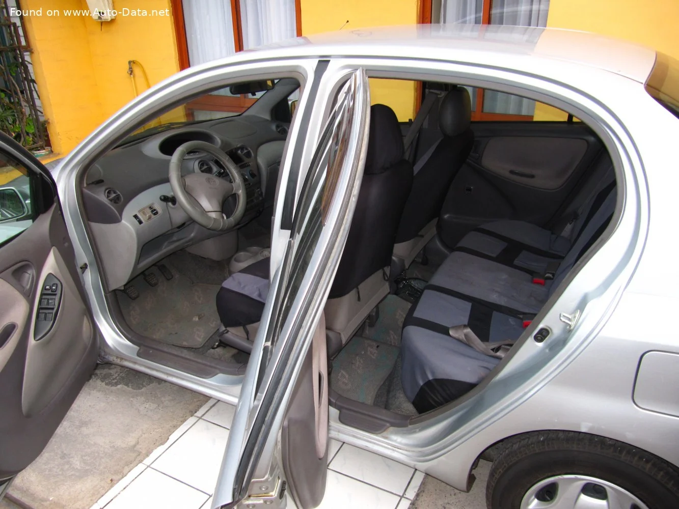 Toyota Platz 1.0i 16V (70 Hp)1999 - 2005 thumbnail 3