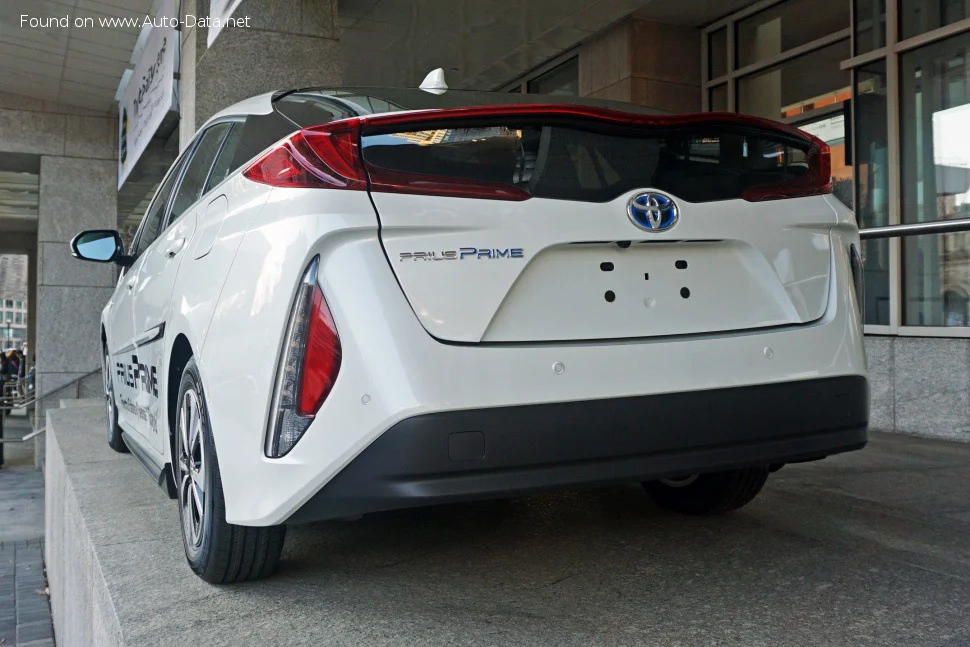 Toyota Prius 1.8 (122 Hp) Hybrid AWD-i e-CVT2018 - 2022 thumbnail 14