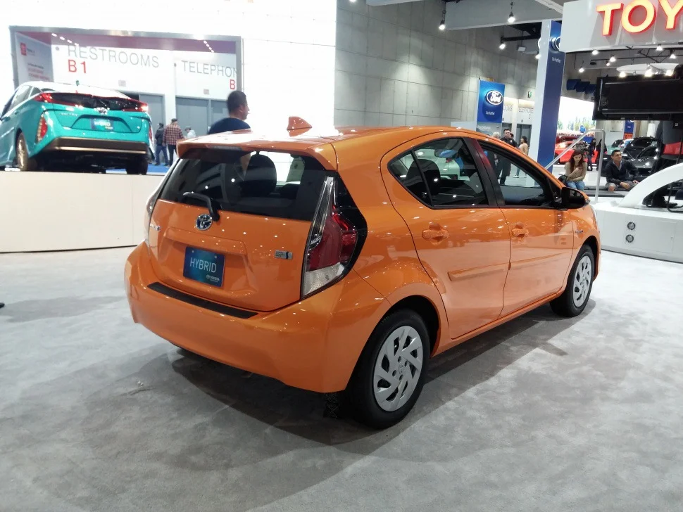 Toyota Prius 1.5 (101 Hp) Hybrid e-CVT2017 - 2019 thumbnail 2