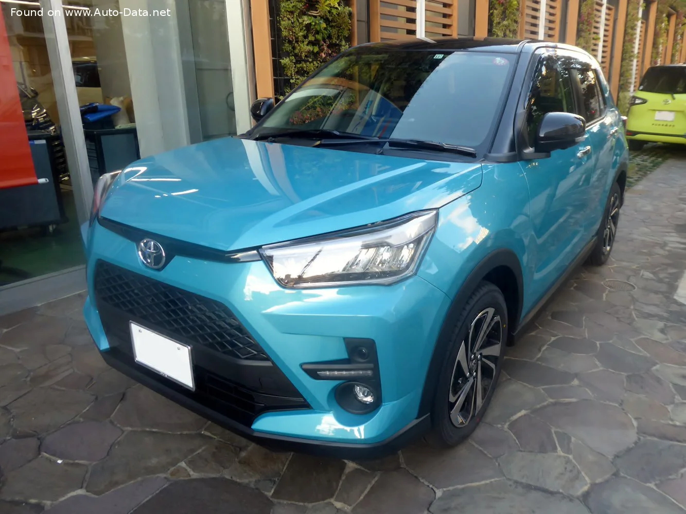 Toyota Raize 1.0i (98 Hp) 4WD CVT2019 - - 1
