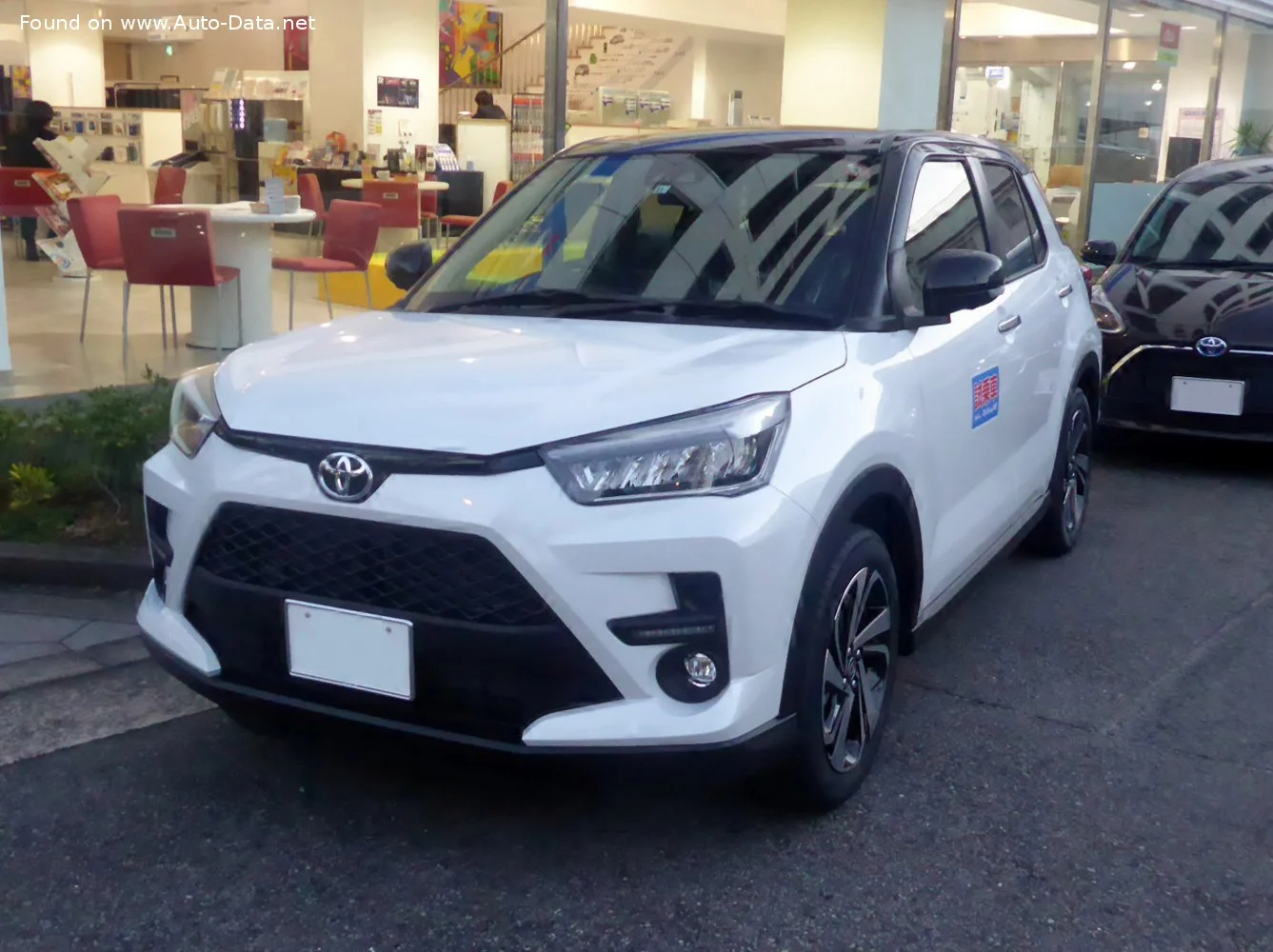 Toyota Raize 1.0i (98 Hp) 4WD CVT2019 - thumbnail 3