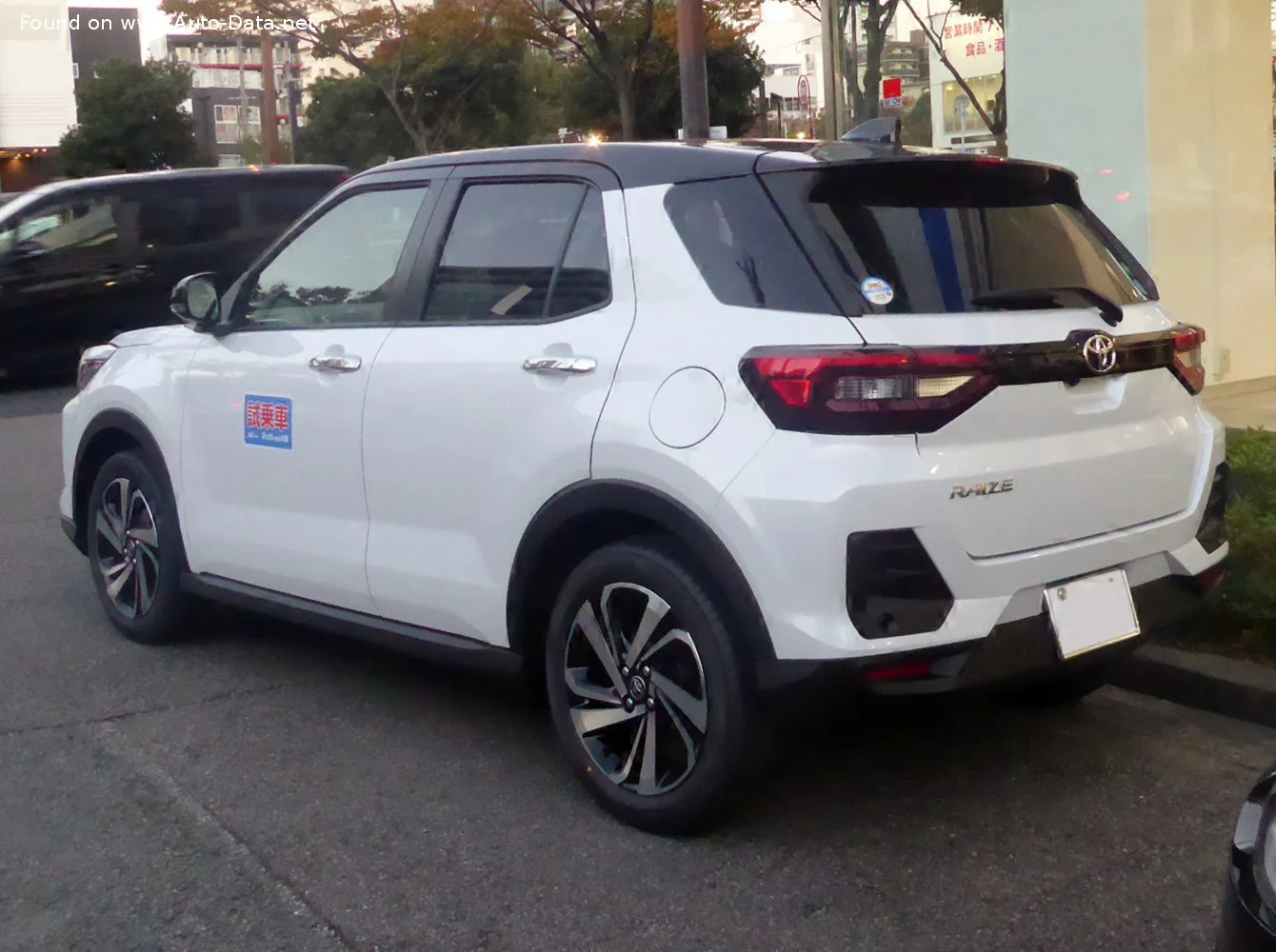 Toyota Raize 1.0i (98 Hp) 4WD CVT2019 - thumbnail 4