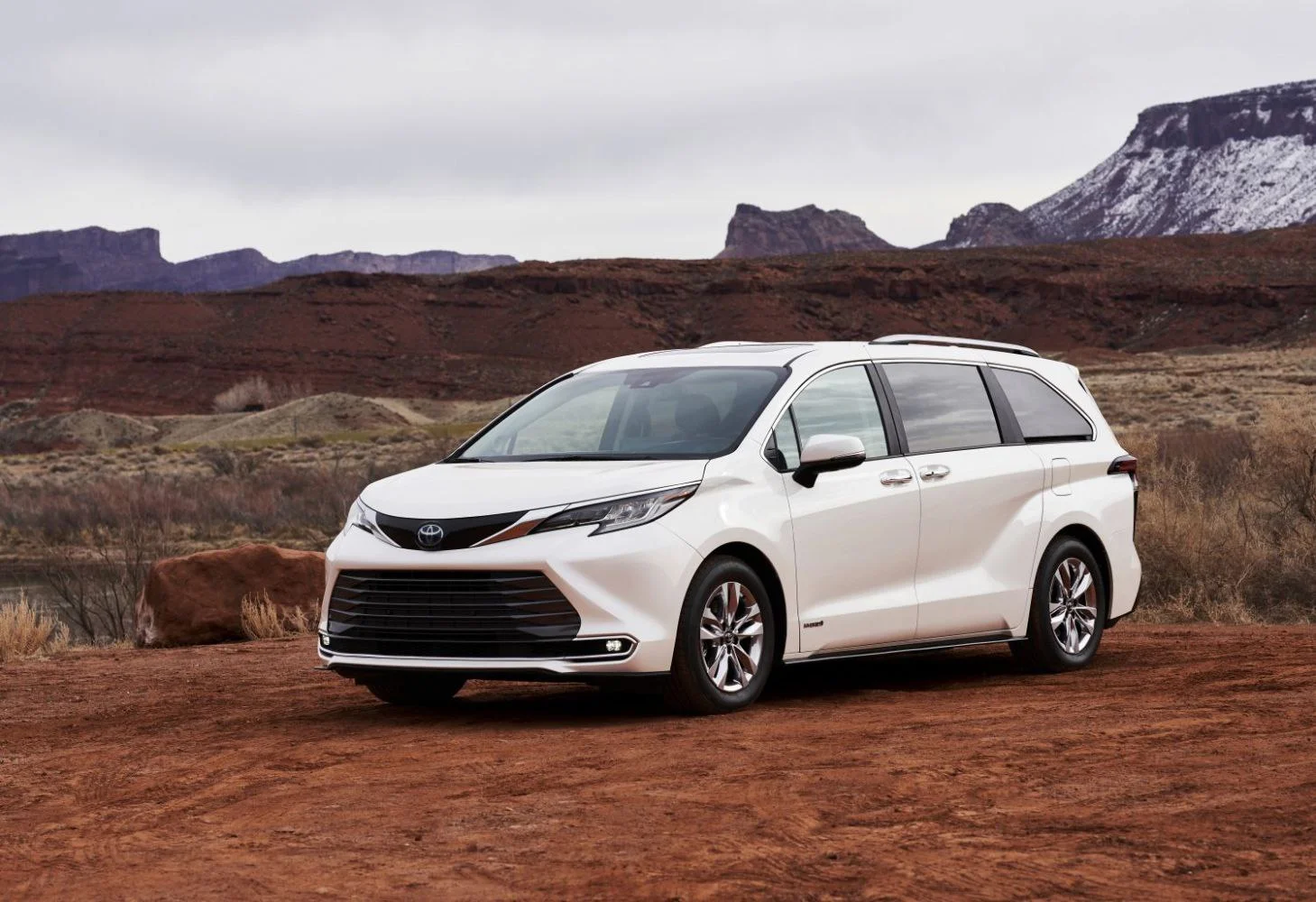 Toyota Sienna 2.5 (245 Hp) Hybrid e-CVT2020 - - 1