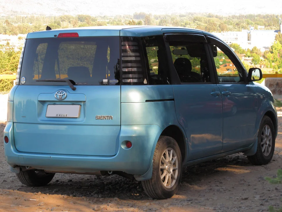 Toyota Sienta 1.5 i (110 Hp)2003 - 2006 thumbnail 2