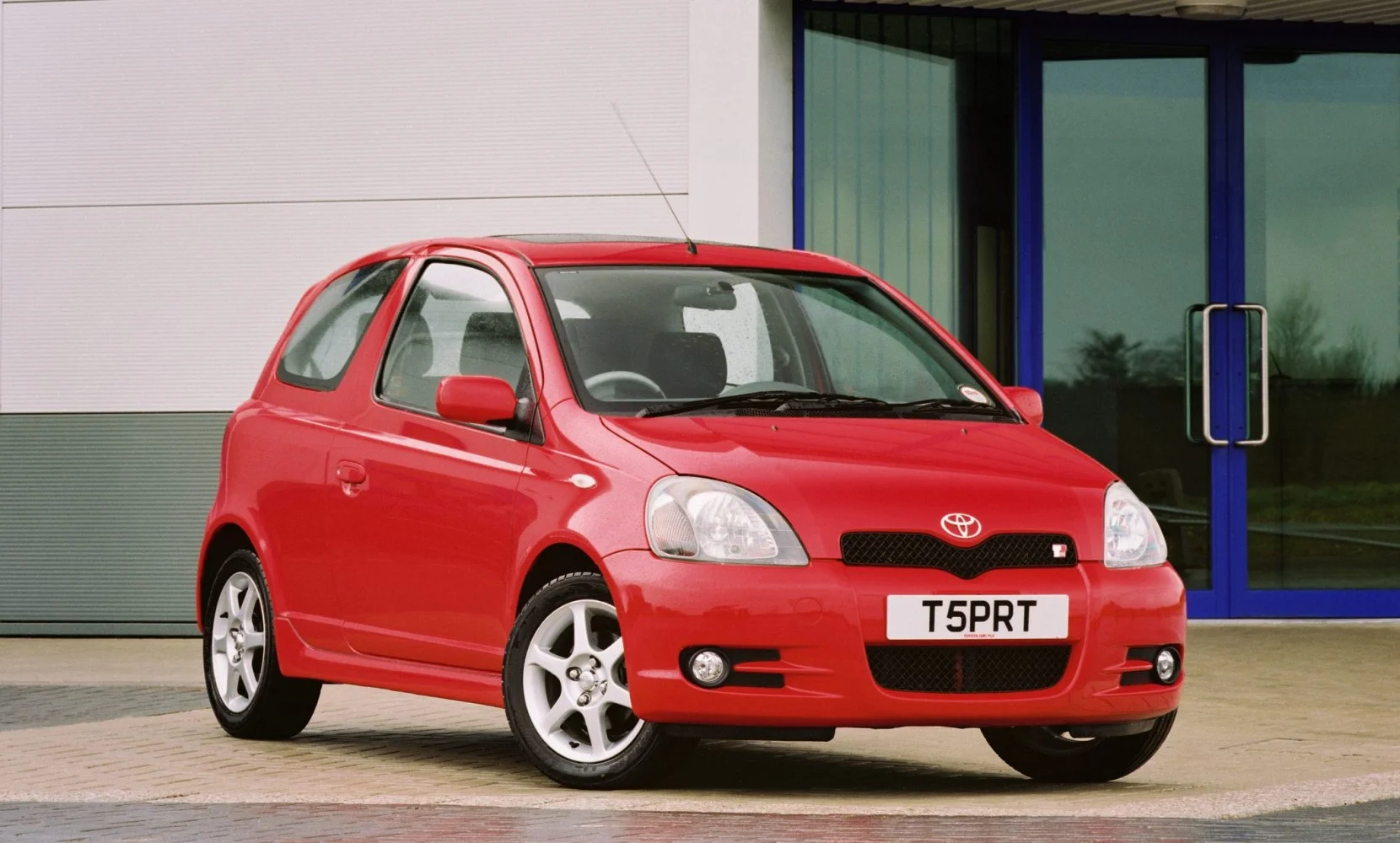 Toyota Yaris 1.0i 16V (68 Hp)1999 - 2003 thumbnail 3