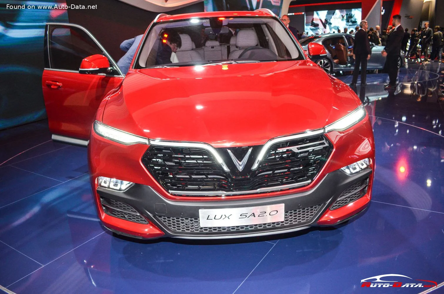 VinFast LUX SA 2.0 (228 Hp) Automatic2019 - - 1