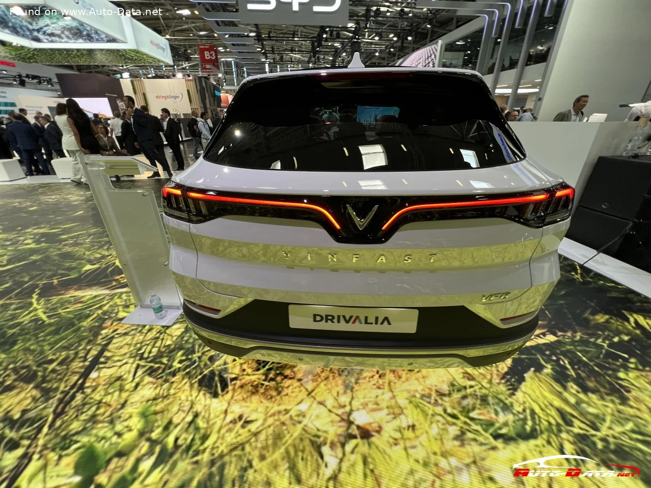 VinFast VF 8 Enhanced Range 87.7 kWh (348 Hp) BEV AWD2022 - thumbnail 16